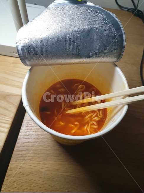 라면,컵라면,야식,나무젓가락,음식,식사,밥,혼밥