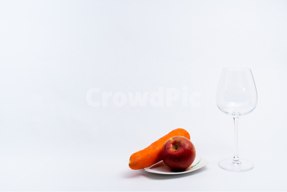 접시,그릇,도자기,와인잔,유리잔,투명한,배경,주황색,하얀색,채소,야채,식재료,다이어트,건강한,칼로리,식단,안주,차가운,담백한,딱딱한,쥬스,항산화,정돈된,농사,깨끗한,수분,정물,스튜디오,접사,음식,비타민,반찬,사과,과일,빨간색,과수원,당근,뿌리,과일,열매,fruit,채소,야채,vegetables,사물,물건,오브젝트,thing,object,matter