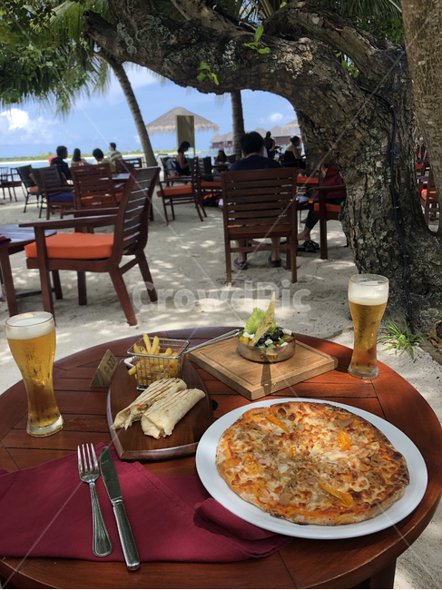 몰디브,maldives,휴양지,섬,island,레스토랑,restaurant,식당,맥주,beer,피자,pizza,포크,folk,salad,냅킨,napkin,샐러드,dish,plate,피맥,tree,sky,구름,컵,cup,cloud,자연,nature,outdoors,옥외,숲,forest,frame,shadow,그림자,해변,식물,plant,sand,sandbeach,beach,coast,sea,ocean,바다,바닷가,summer,여름,여유,rest