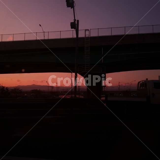 노을,보라색,어둠,길,rode,어둑,nature,자연,road,고속도로,freeway,도로,bridge,다리,building,건물,햇빛,sunlight,sky,하늘,dawn,새벽,sunset,일몰,redsky,붉은하늘,dusk,황혼