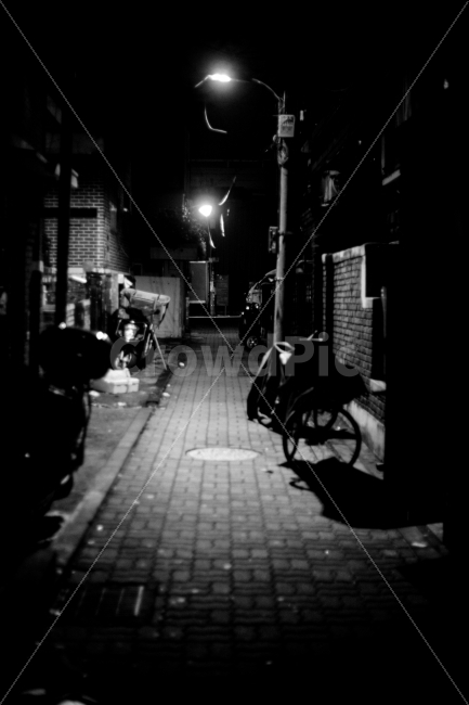 골목길,흑백사진,용답동,monochrom,road,도시,풍경,city,landscape,골목길,alley,감성,sensible,feeling,흑백,모노톤,monochrome,black and white,도로,town,시티,street,거리,urban,어반,building,건물,machine,기계,wheel,바퀴