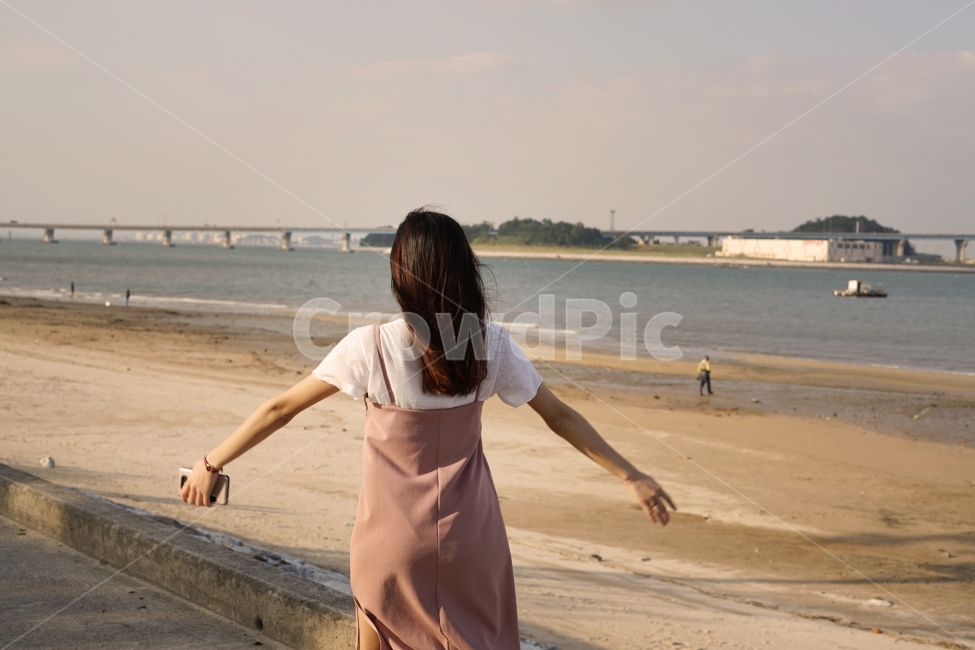인물,소녀,사람,바다,다리,여자,자유,인물사진,해변,모래,풍경,팔,원피스,긴머리,긴머리소녀,긴머리여자,뒷모습,배경,person,woman,girl,longhair,sea,ocean,bridge,onepiece,dress,arm,arms,atmosphere,분위기,panorama,휴가,traveling,vacation,trip,travel,travelling,배경사진,평화로운,차분한,차분함,평화로움,풍경사진,ambience,calm,peaceful,tranquil,still,background,view,landscape,scenery,해변,바다,beach,sea,사람,인물,인간,human,person,여성,여자,woman,female,lady,감정표현,기분,feeling,emotion,여행,휴가,traveling,vacation,trip