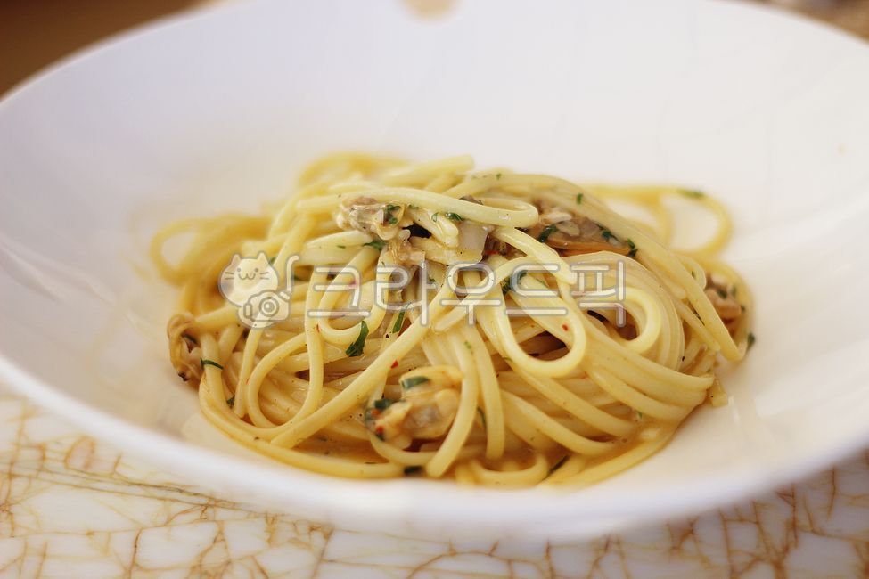 spaghetti,oil noodles,alio olio,food,garlic spaghetti,noodle dishes,garlic pasta,pasta,oil pasta,oil spaghetti,Noodles,western food