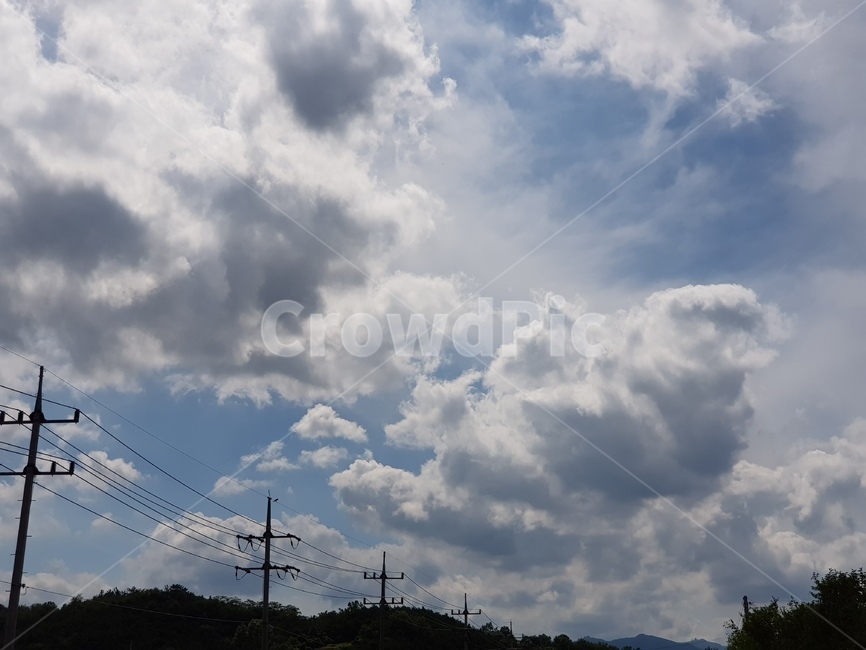 구름,파란하늘,하늘,뭉게구름,전봇대,전기줄,전신주,sky,cloud,하얀구름,흰구름,푸른하늘,bluesky,맑은하늘