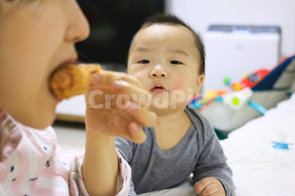 치킨,아기,가족,닭다리,야식,애기,아이,입,손,음식,배고픈,부러운,먹고싶은,맛있는,치느님,귀여운,닭,후라이드,후라이드치킨,1살,1살아기,얼굴,신체,가정,라이프스타일,간식,집,먹을것,남자,남자아기,남자아이,눈빛,프라이드치킨,닭튀김,닭고기,꼬마,시선,식탐,먹음직스러운,사랑스런,육아,유아,부모,사람,인물,인간,human,person,가족,패밀리,family,영유아,아기,애기,아이,infants,baby,음식,식재료,요리,food,cook,meal,dishes,food reserves