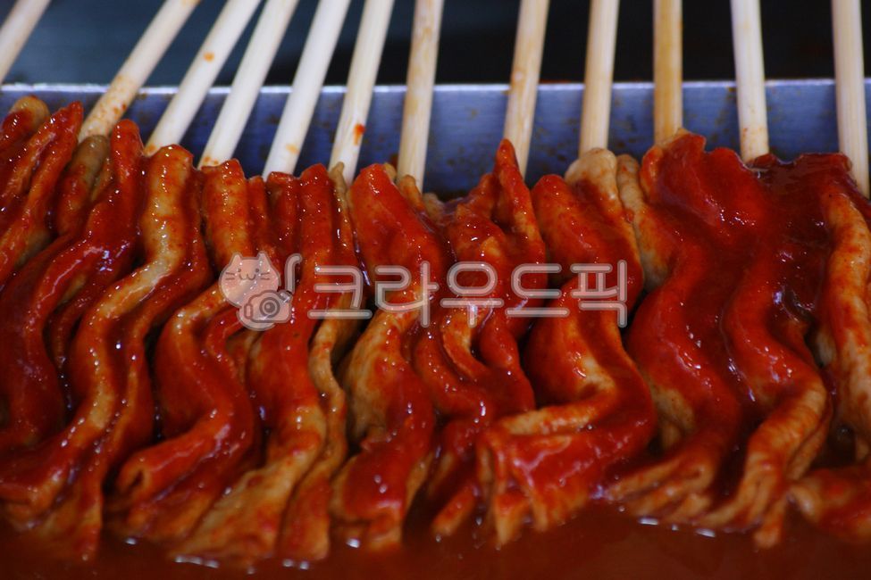 어묵,오뎅,꼬치,어묵꼬치,분식,간식,음식,요리,따뜻한,식재료,맛있는,매운,길거리음식,양념,고추장,한식,한국음식,한국요리,fishcake,skewer,fishcakeskewer,snack,cooking,warm,ingredients,delicious,spicy,streetfood,seasoning,redpepperpaste,food,cook,meal,dishes