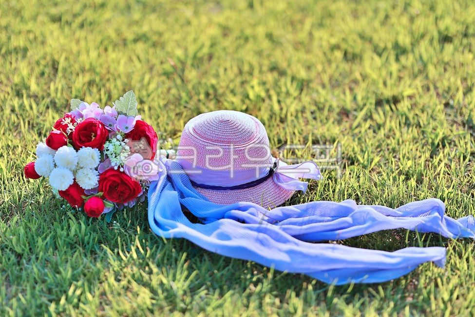 still life,flower arrangement,flowerbouquet,flower,flower bouquet,petal,flowerarrangement,hat,clothing,rose,lawn