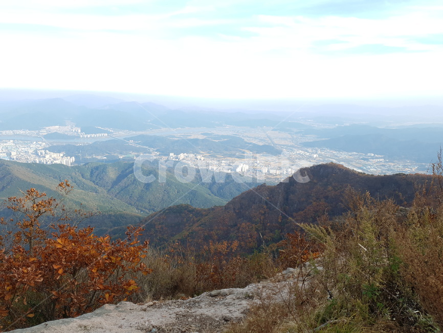 가을,가을산,가을풍경,미세먼지,구름,하늘,nature,자연,outdoors,옥외,mountain,산,mountainrange,산맥,태백산맥,죽은풀,풀,산중턱,산정상,돌,언덕,단풍,단풍산,가을단풍,단풍잎,산기슭,자연,풍경,nature,landscape