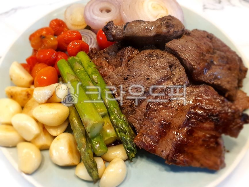 red onion,garlic,steak,Cherry tomato,Roasted Garlic,fan meat,asparagus,Homemade Steak,light blue plate