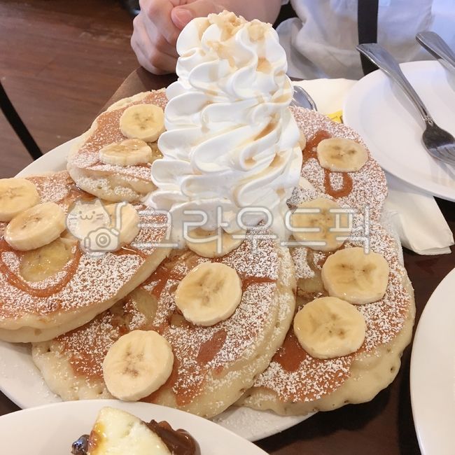 핫케이크,팬케이크,바나나,생크림,휘핑크림,바나나팬케이크,바나나핫케이크,시럽,메이플시럽,토핑,빵,디저트,간식,bread,food,음식,dish