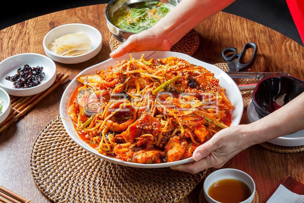 해물찜,해물요리,해물,수산물,찜요리,찜,오징어,가리비,조개,매콤,양념,양념소스,해산물요리,꽃게,미나리,콩나물,새우,한국음식,먹거리,음식점,식사,식당,음식,소스,간장소스,아구,아구찜,아귀찜,아귀,라탄,트레이,나무받침,받침,접시,접시받침,고니,대나무받침,대나무,해물맛집,미더덕,홍합,야채,채소,식재료,오징어볶음,해물탕,food,콩,콩자반,김치,백김치,미영냉국,냉국,냉채,미역냉채,미역,음식,식재료,요리,food,cook,meal,dishes,food reserves