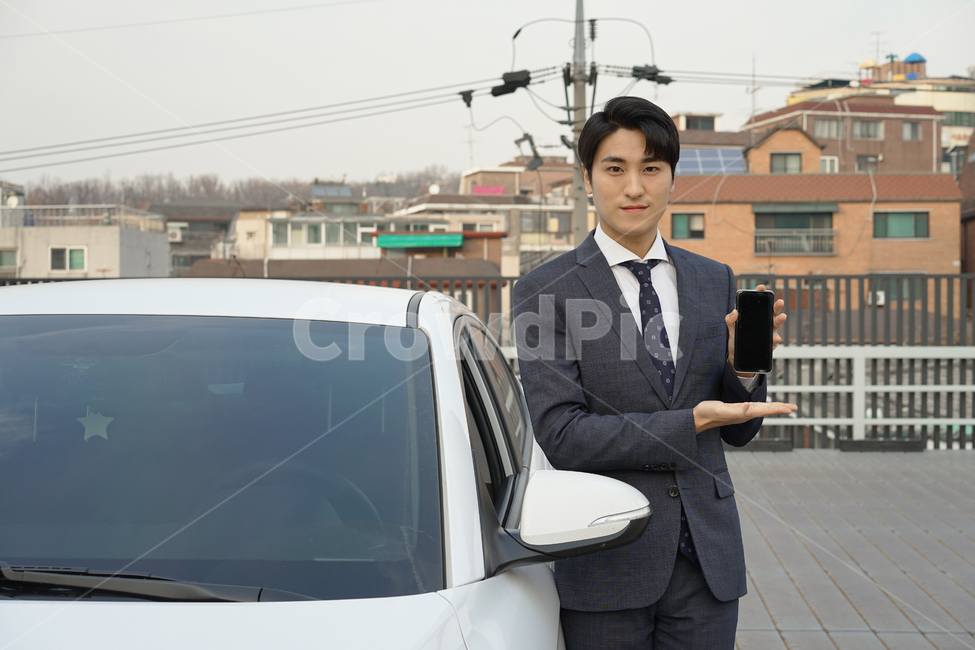 운전,차,차량,자동차,남자,남성,사람,직장인,출근,피곤,운전자,주차장,여유,정장,비즈니스,비즈니스맨,스마트폰,사람,인물,인간,human,person,남성,남자,man,male,교통,교통수단,traffic,transportation,정보통신기술,전자기기,전자제품,it,information,technology,electronic equipment,비즈니스,사업,business,service,work