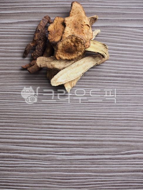 동양의학,한약재료,한약재,약재,식물,음식,배경,건강식품,감기,약,한약,감초,검정,한방약,한방,건조식품,의학,아시아문화,한국문화,감기치료제,orientalmedicine,chinesemedicineingredients,herbalmedicine,medicine,food,background,healthfood,cold,chinesemedicine,black,driedfood,asianculture,koreanculture,coldremedy