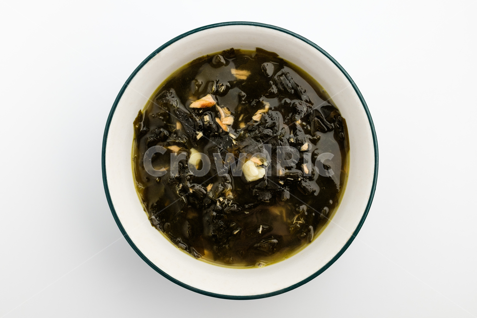 미역,해초,해조류,식물,음식,식사,요리,참치,참치미역국,다시마,물,미끌거리는,부드러운,초록색,칼슘,채소,질긴,저지방,식품,수프,건강한,그릇,일본문화,한국문화,아시아음식,전통,짠,한국음식,해산물
