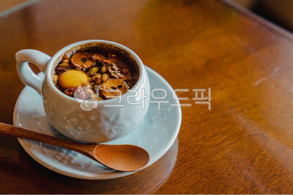 쌍화차,커피컵,컵,받침접시,숟가락,차,blackherbaltea,음료,노른자,대추,잣,spoon,cup,coffeecup,saucer,찻잔,티타임