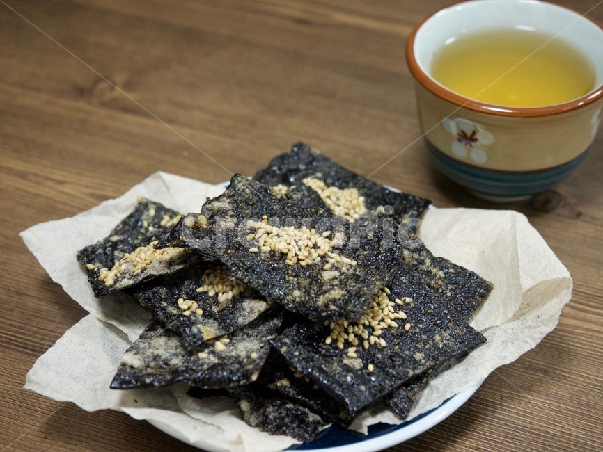 김부각,김과자,참깨,검은색음식,웰빙,한국,한국음식,아시아음식,김,크래커,쿠키,비스킷,김크래커,음식,간식,과자,음식,식재료,요리,food,cook,meal,dishes,food reserves,디저트,간식,후식,dessert,snack