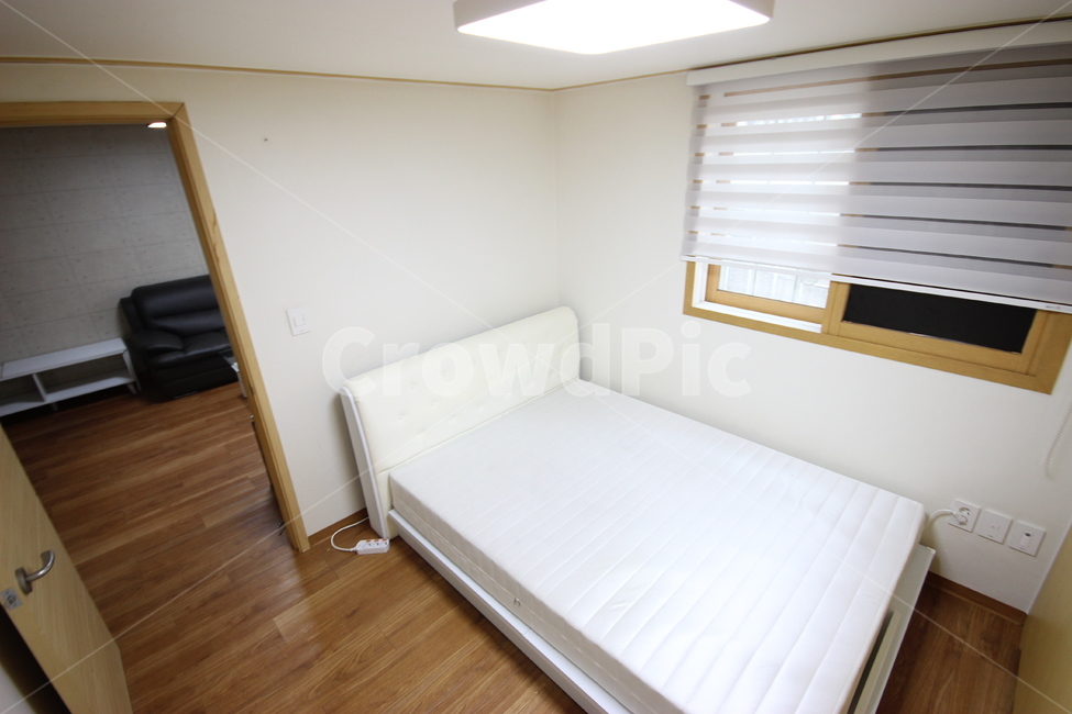 bed,Full option one room,one room,house with living room,From the room to the living room