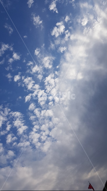 구름,하늘,파란하늘,하얀구름,뭉게구름,특이한구름,sky,bluesky,cloud,nature,자연,outdoors,옥외,azuresky,푸른하늘,이중구름,틈새구름