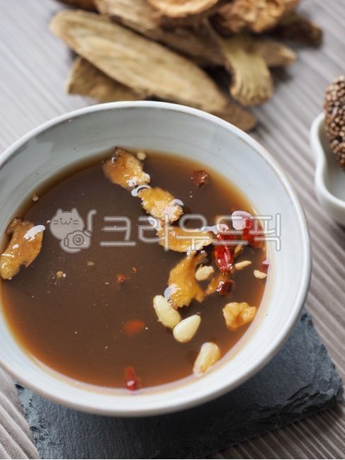 한국음료,한국전통음료,쌍화차,쌍화탕,한국전통차,그릇,차,음료,전통차,전통음료,웰빙,웰빙음료,대추,갈색,따뜻한음료,koreanbeverage,koreantraditionaldrink,doublecar,ssanghwatang,koreantraditionaltea,bowl,beverage,traditionaltea,traditionaldrink,wellbeing,wellnessbeverage,jujube,brown,hotdrink,음식,식재료,요리,food,cook,meal,dishes,food reserves