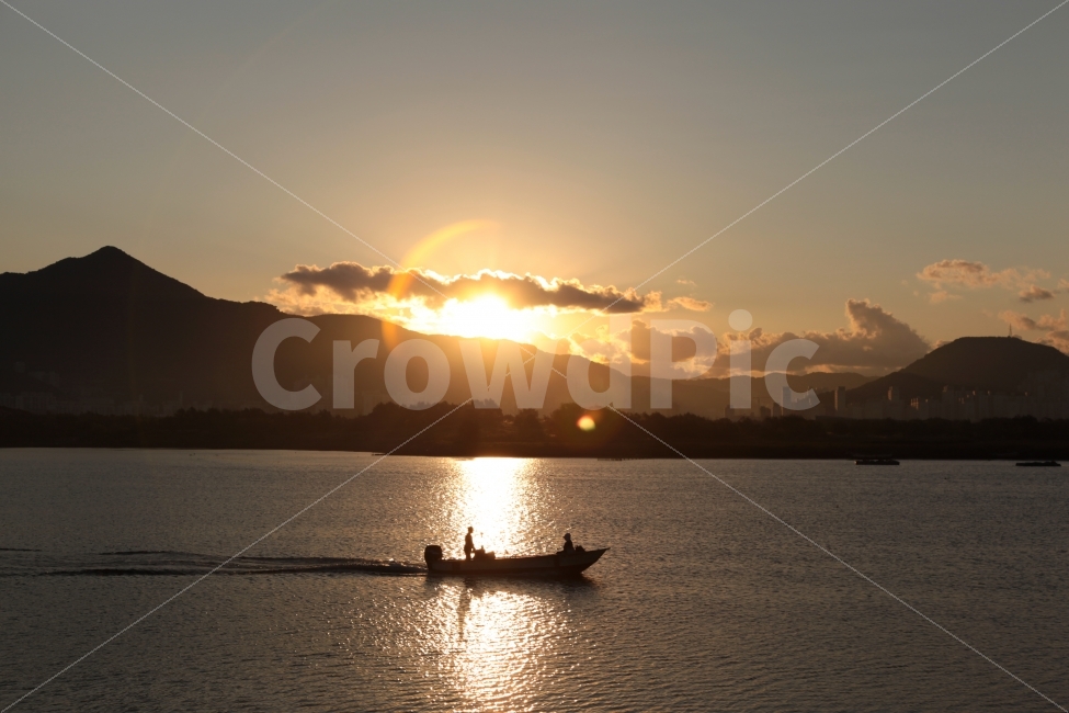 새벽,일출,아침,태양,어촌,배,일터,출근,고기잡이배,부지런함,황금빛,부산,명지,아버지,희망,어머니,부부,다정함,사랑,애정,가정,반짝반짝,빛나는,물결,삶의흔적,인생,고독,낭만,기쁨,교통,바다,어부,어부의삶,새해,꾸준한,일상,일,실루엣,배타고나가는사람실루엣,저녁,노을,경험,커플,연인,중년부부,가족,연민,따뜻함,희망찬,뜨거운,소망,열정,황혼,해안선,해돋이,온기,햇빛,조용한,배경,전망,일터로나가는,평범한,느긋함,여유로운,평화로운,아름다운,한적한,쓸쓸함,일상풍경,마주보는,인물실루엣,사람실루엣,character silhouette,human silhouette,산업,industry,industrial,어업,fishery,fishing industry,light,빛,flare,플레어,sunlight