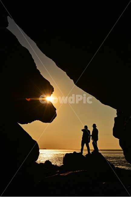 nature,자연,light,빛,flare,플레어,human,인간,person,사람,silhouette,실루엣,outdoors,옥외,영광,백수,해식동굴,바다,해안,해변,일몰,해넘이,노을,황혼