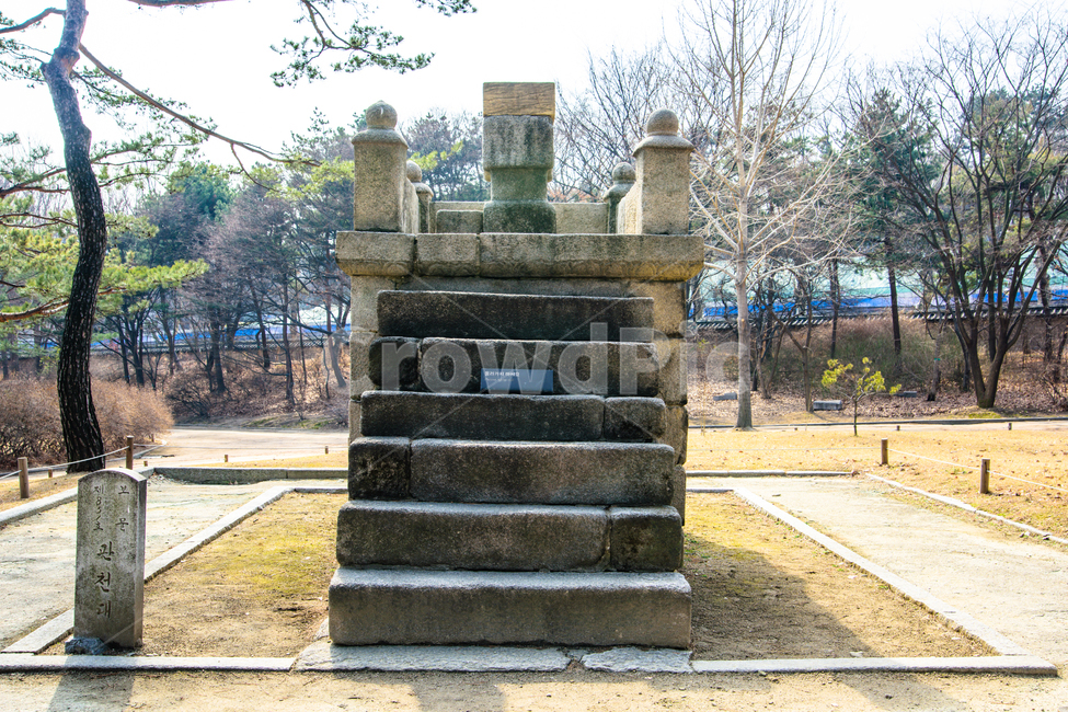 창경궁,궁궐,서울,세계문화유산,건물,관천대,조각상,동상,석상,조형물,statue,bronze statue,stone statue