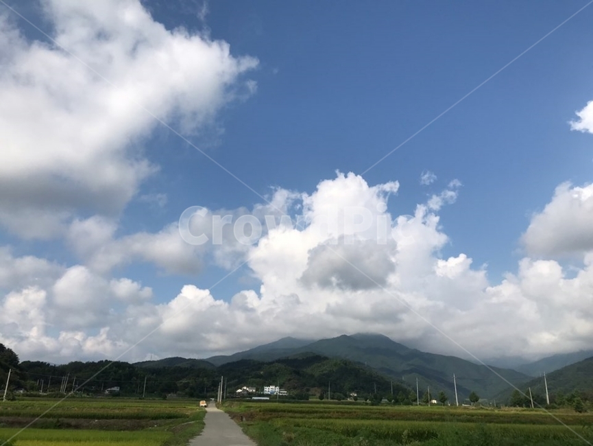 구름,맑은하늘,하늘,산,시골,한적한,마을,화창한,자연,풍경,nature,landscape,outdoors,옥외,weather,날씨,cloud,sky,cumulus,적운