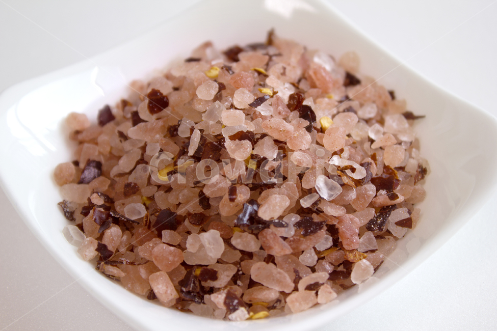 흰배경,흰색,화이트,하얀색,음식,재료,식재료,양념,핑크,핑크솔트,페퍼,매운,짠,짜다,소금,솔트,분홍소금,덩어리,결정,알갱이,고추가루,결정체,소금알갱이,요리재료,더미,접시,그릇,흰그릇,음식,식재료,요리,food,cook,meal,dishes,food reserves