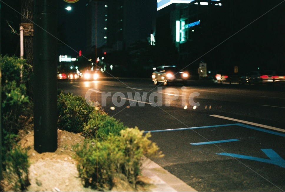 도로,밤,버스정류장,road,night,busstop,야경,밤,풍경,nightscape,night,landscape,도시,city,asphalt,아스팔트,car,차,transportation,교통,vehicle,차량,automobile,자동차