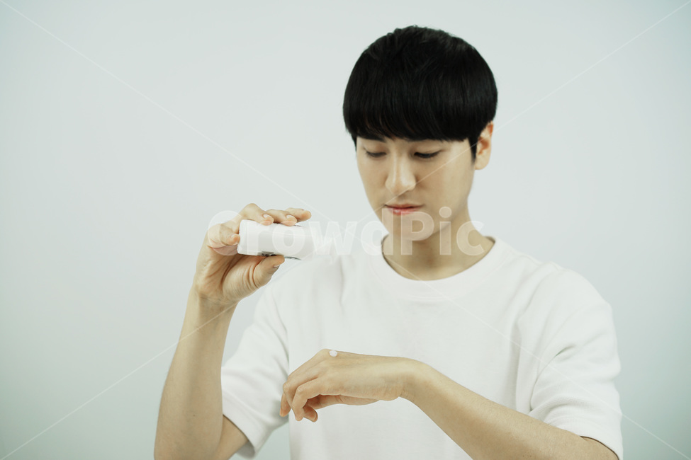 남자,뷰티,스킨케어,피부관리,화장품,로션,beauty,skincare,cosmetic,남성,lotion,그루밍족,사람,인물,인간,human,person,남성,남자,man,male,뷰티,미용,beauty treatment