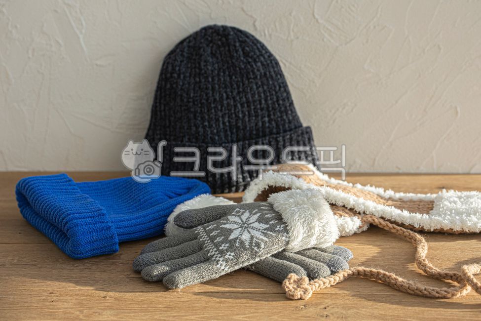 Hats,fur hats,beanies,winter hats,fashion,gloves,fur gloves,earmuffs,knit gloves