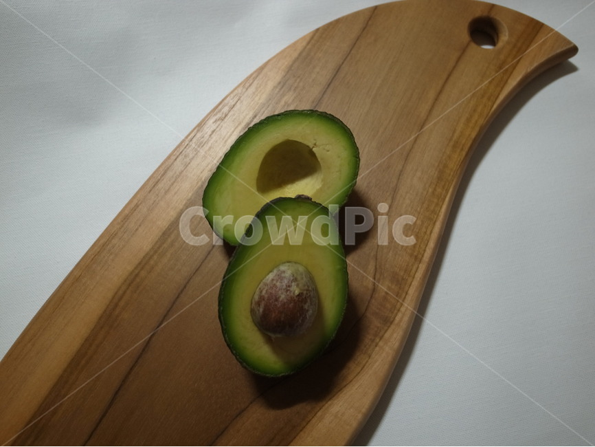 아보카도,누끼,avocado,나무도마,연두색,부드러움,음식누끼,도마,food,단면,아보카도단면,음식,식재료,요리,food,cook,meal,dishes,food reserves,과일,열매,fruit