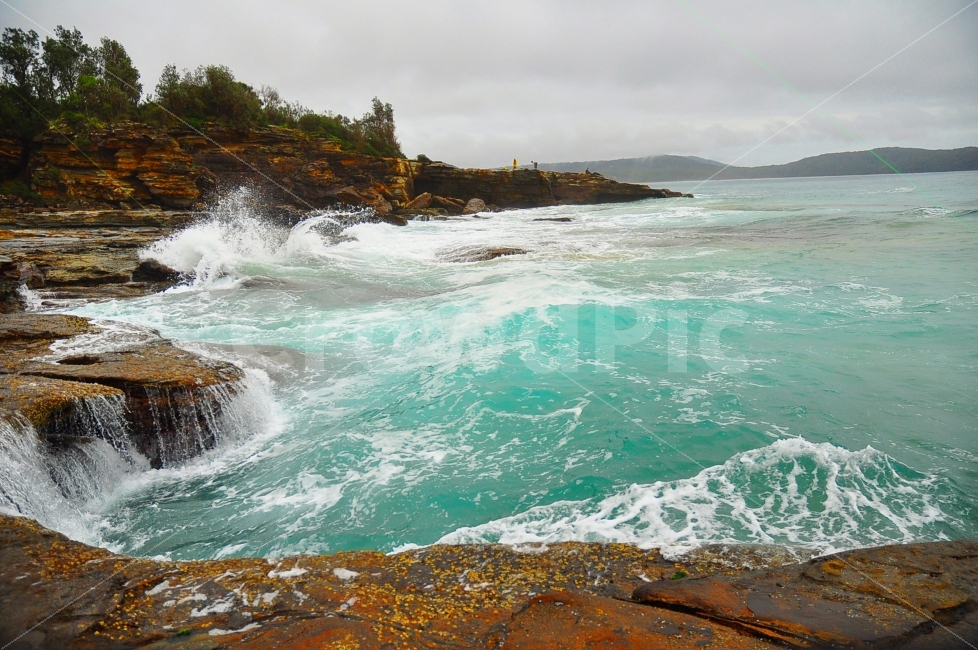 호주,베이트먼스베이,바다,파도,구름,자연,암석,바위,돌,비,에메랄드,australia,batemansbay,bay,water,sea,waves,cloudy,sky,clouds,rainy,rain,rocks,자연,풍경,nature,landscape,해외,외국,세계,foreign,oversea,world,ocean,대양,outdoors,옥외,물,promontory,곶