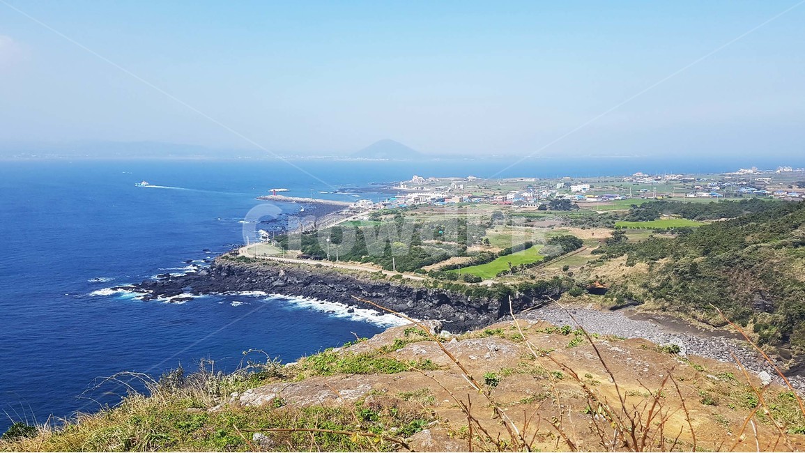 우도,우도봉,마을,전경,해변,바다,하늘,해수욕장,구름,자연,풍경,제주도,평화,쉼,에메랄드,푸른,파란,자연,풍경,nature,landscape,한국자연풍경,한국자연경관,korea nature landscape,제주도,jeju,jeju island,경치,outdoors,옥외,scenery,land,땅,ocean,대양,sea,water,물,shoreline,해안선