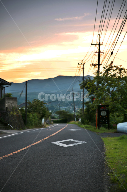 석양,찻길,유후인,japan,풍경,일본,시골,마을,country,ruraltown,도로,외로움,자연,nature,전봇대,나무,산,trees,감성,고독