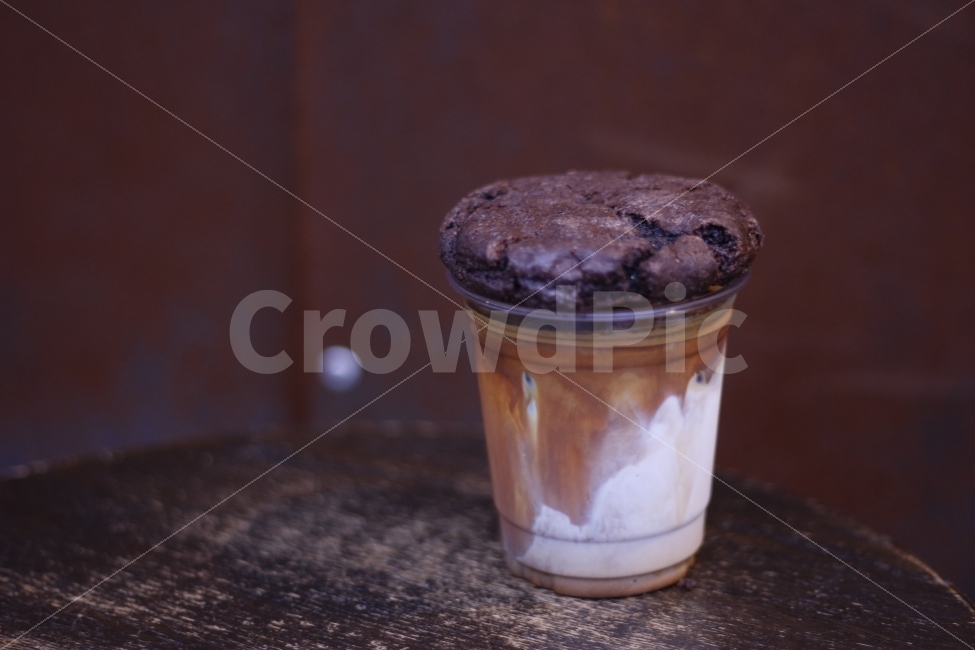 커피,라떼,플랫화이트,초코,쿠키,아이스라떼,아이스커피,음료,음식,디저트,에스프레소,카페,원목,테이블,우유,음식,식재료,요리,food,cook,meal,dishes,food reserves,디저트,간식,후식,dessert,snack,커피,카페,coffee,cafe