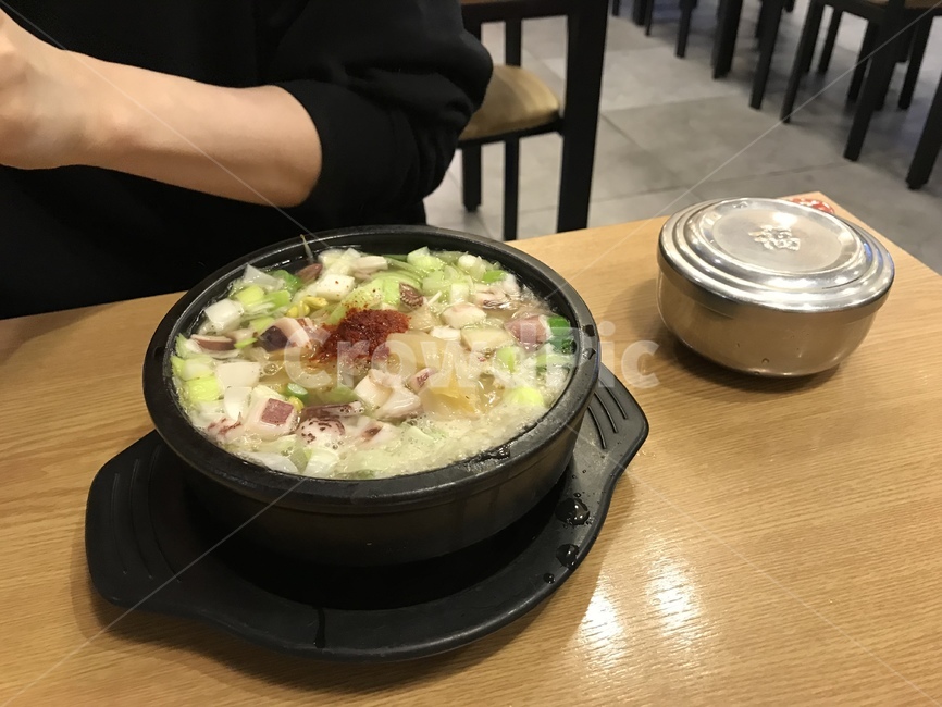 콩나물국밥,국밥,수란,김가루,콩나물,한식,해장국,해장,음식,식재료,요리,food,cook,meal,dishes,food reserves,한식,한국음식,한국요리,korean food,korean dishes,korean meal,korean cook