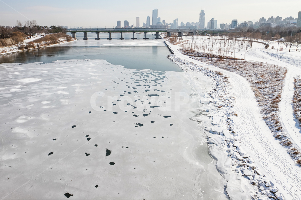 한강,얼음,눈,여의도,선유도,선유도공원,발자국,겨울,계절,winter,season,도시,풍경,city,landscape,한국도시풍경,한국도시경관,korea cityscape