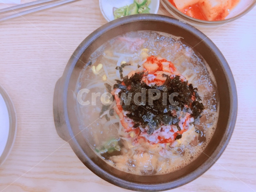 콩나물국밥,국밥,뚝배기,한식,따뜻한,음식,요리,food,음식,식재료,요리,food,cook,meal,dishes,food reserves,한식,한국음식,한국요리,korean food,korean dishes,korean meal,korean cook