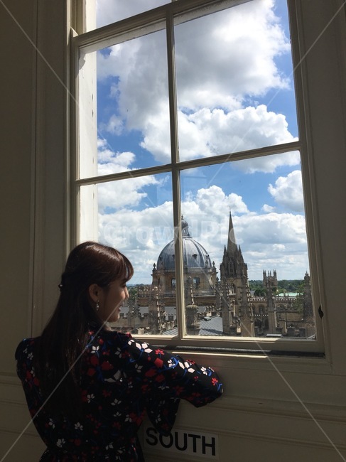 유럽,유럽여행,여행,영국,창문,옥스퍼드,옥스퍼드대학교,대학교,구름,뒷모습,여자