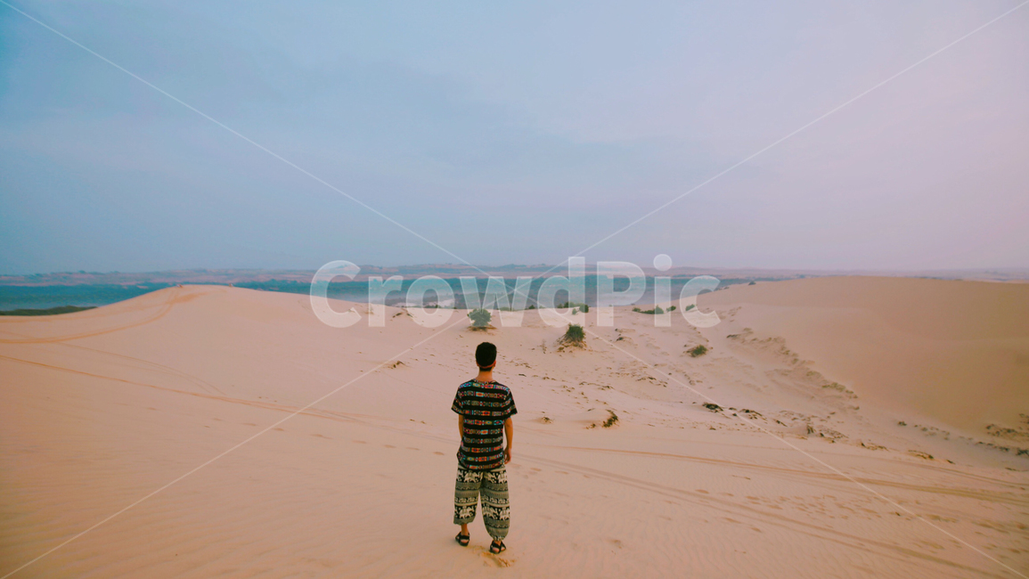여행,사막,홀로,모래,여유,자연,풍경,nature,landscape,해외,외국,세계,foreign,oversea,world,세계자연풍경,해외자연풍경,외국자연풍경,world nature landscape,사람,인물,인간,human,person,남성,남자,man,male,soil,흙,sand,outdoors,옥외,dune,모래 언덕,desert