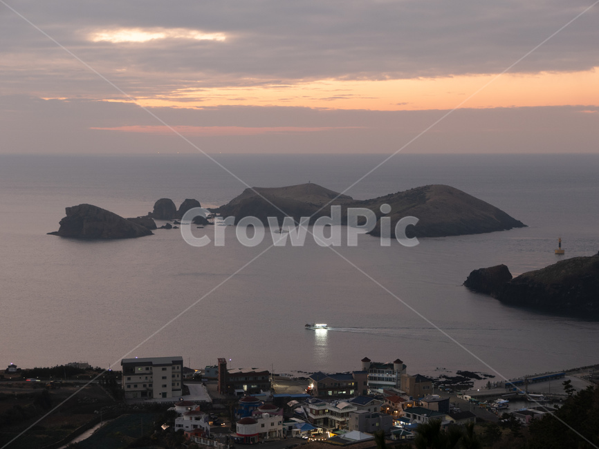 당산봉,당산봉정상,풍경,경치,저녁,밤풍경,노을,섬,불빛,제주,제주도,차귀도,바다,dangsan,landscape,scenery,evening,island,light,flare,플레어,빛,jeju,jejudo,sea,ocean,water,일몰,sunset,sky,redsky,붉은하늘,dusk,황혼,dawn,옥외,outdoors,nature,자연
