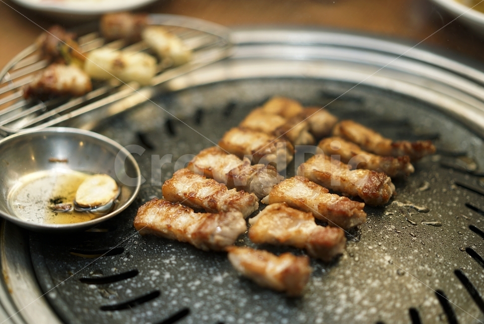 고기,일렬,줄,반듯,삼겹살,먹방,안주,먹거리,식사,모임,삼겹이,꼬기,구이,불판,음식,식재료,요리,food,cook,meal,dishes,food reserves,육류,고기,meat,한식,한국음식,한국요리,korean food,korean dishes,korean meal,korean cook