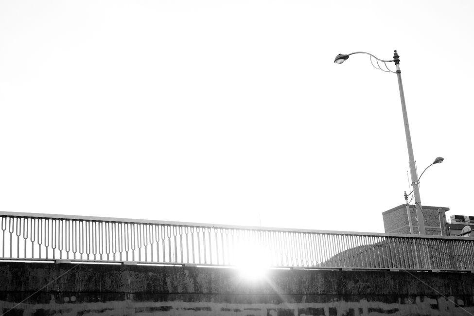 다리,가로등,교량,오후,햇살,흑백,모노톤,monochrome,black and white,건축물,건물외관,exterior,building,structure,architecture,construction