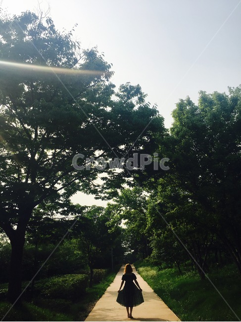 outdoors,human,숲,forest,소녀,person,오솔길,자연,nature,옥외,사람