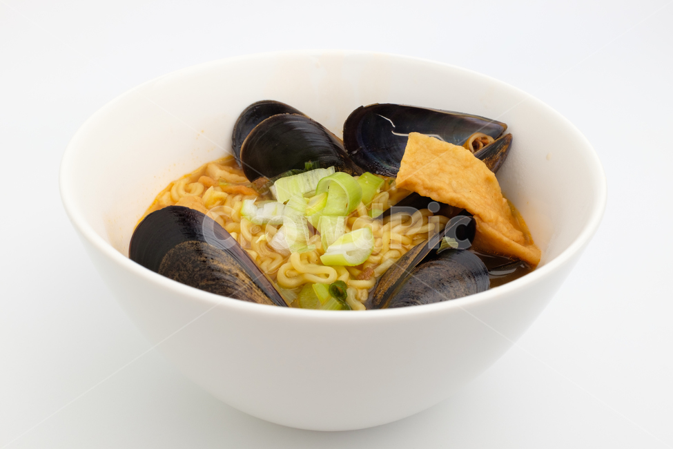 라면,해물,해물라면,홍합,국물,국수,음식,식사,식품,해산물,그릇,어묵,요리,파,밀가루,매콤한,맛있는,뜨거운,홍합껍데기,조개