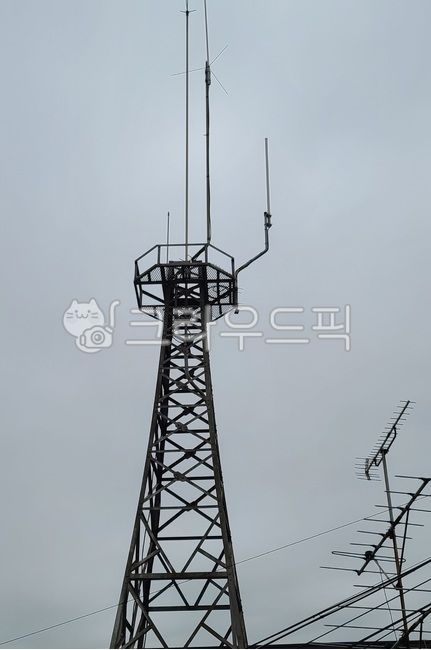 antenna,antenna tower,Transmission tower,aerial,wireless radio tower,building,Rooftop Tower,antenna for receiving,reception tower,For transmission,Receiving antenna,tower,wireless radio waves,transmission tower,Transmission antenna,spread,Receiving tower,