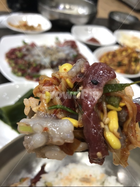 육회비빔밥,한입,맛있는,한숟가락,비빔밥,낙지비빔밥,한국식,육회,낙지,음식,식재료,요리,food,cook,meal,dishes,food reserves,한식,한국음식,한국요리,korean food,korean dishes,korean meal,korean cook