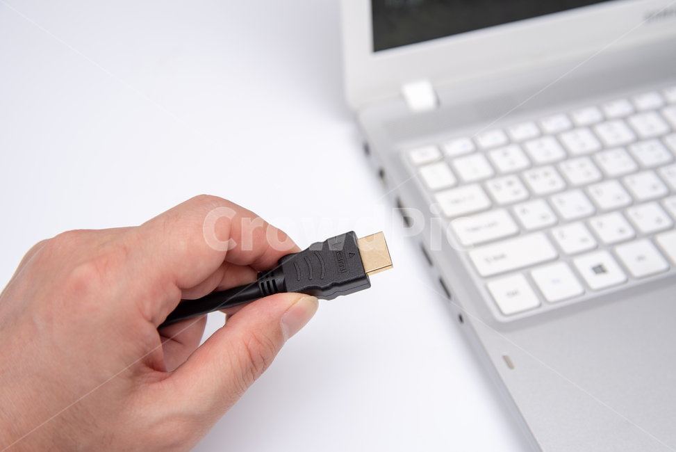 hdmi,케이블,연결,링크,영상,장비,출력,기술,노트북,키보드,컴퓨터,플러그,전송,단자,고화질,미러링,텔레비전,tv,남자,손,행동,오브젝트,과학,산업,industry,industrial,정보통신기술,전자기기,전자제품,it,information,technology,electronic equipment
