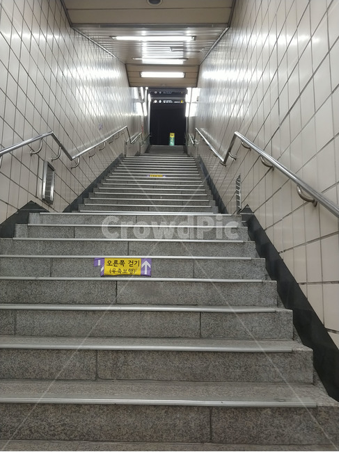 handrail,banister,난간,staircase,계단,지하철